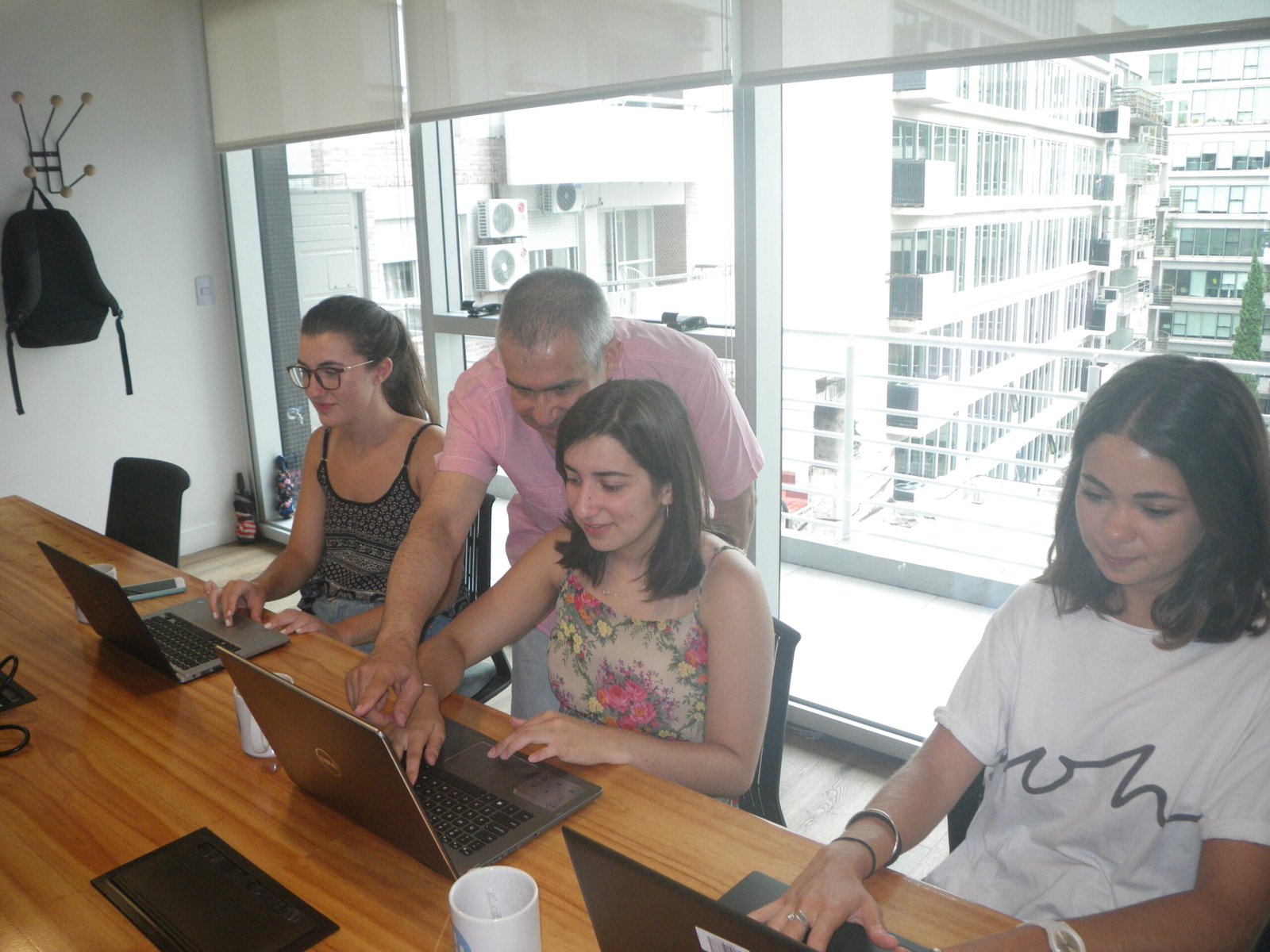 Equipo de El Primer Piso colaborando en un proyecto